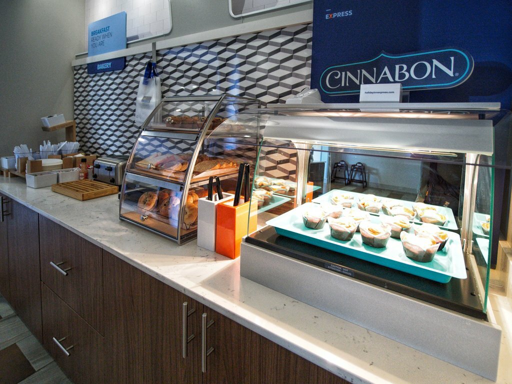 Фото Holiday Inn Express & Suites Moore, an Ihg Hotel