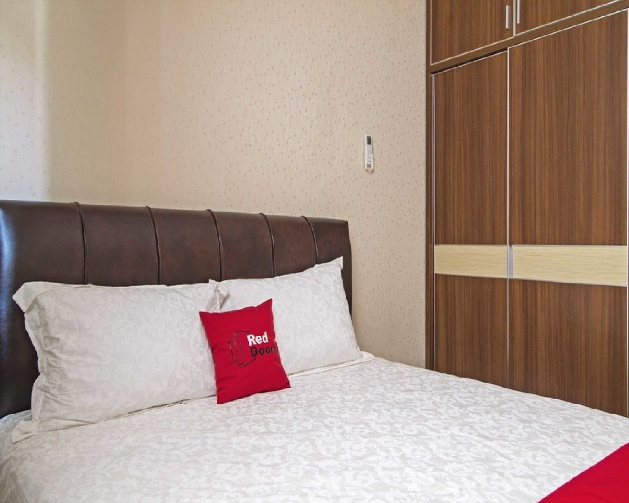 Фото RedDoorz near Mercu Buana University