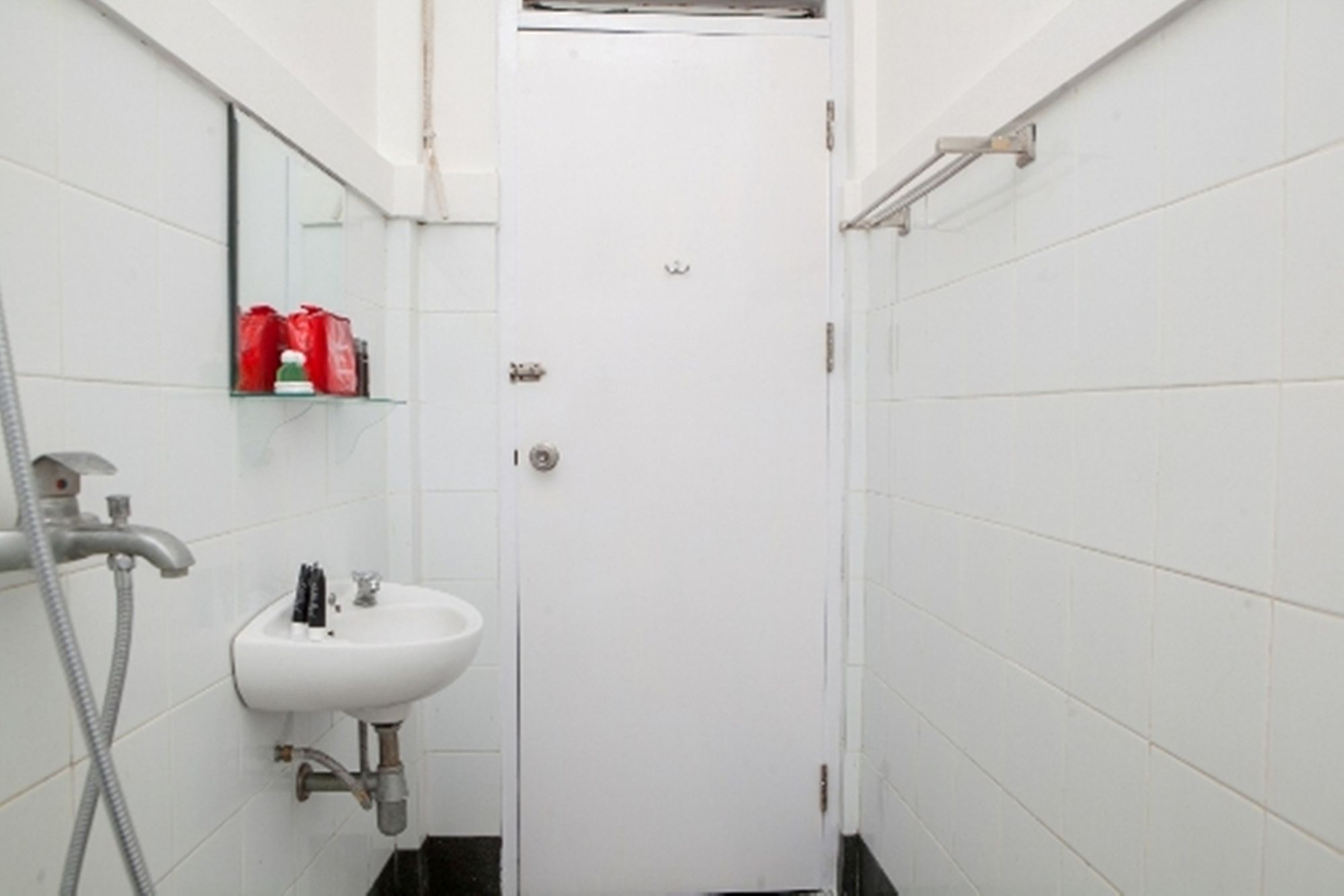 Фото RedDoorz Plus near Sukajadi 2