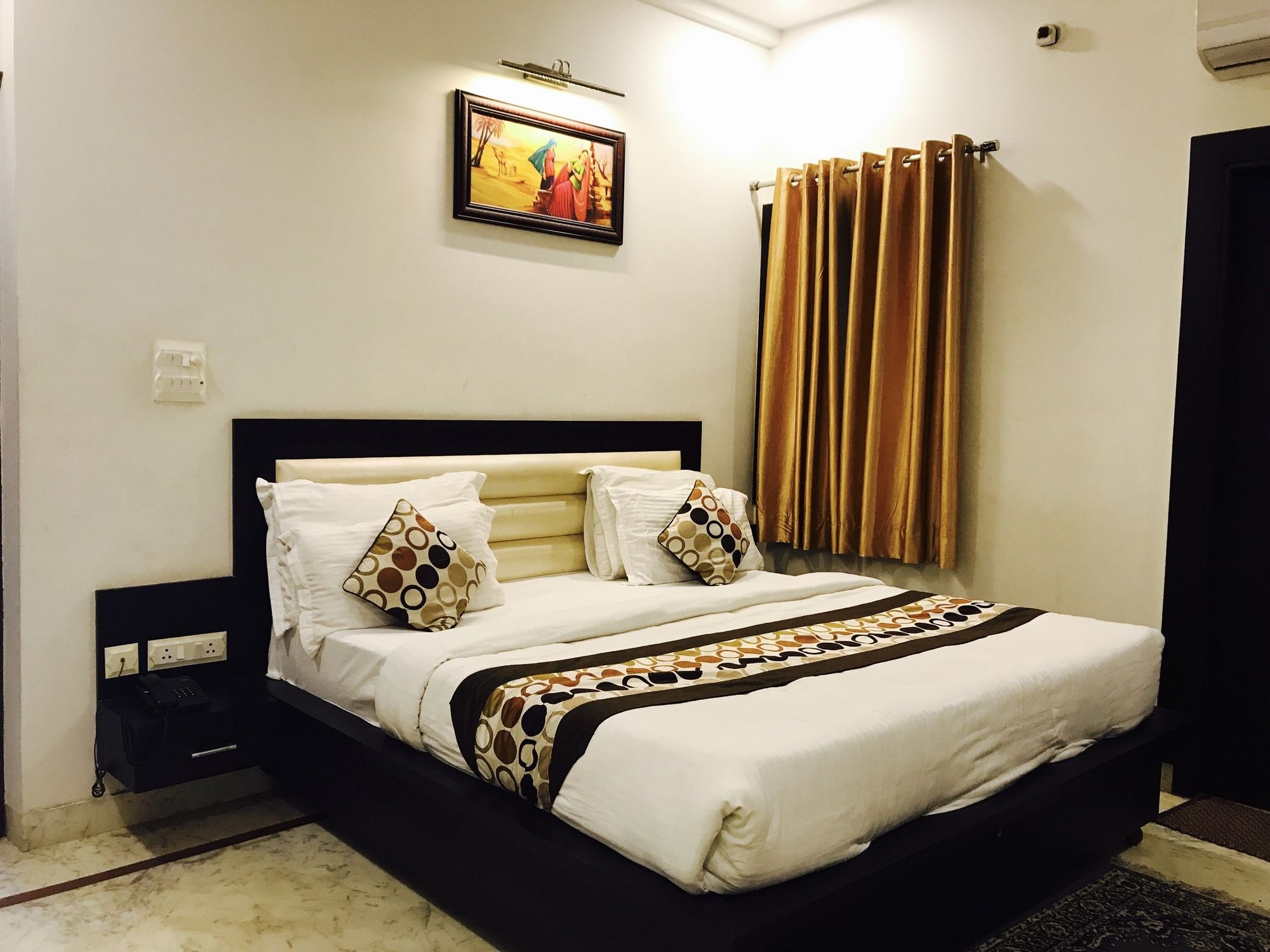 Фото Hotel Aaradhya Residency