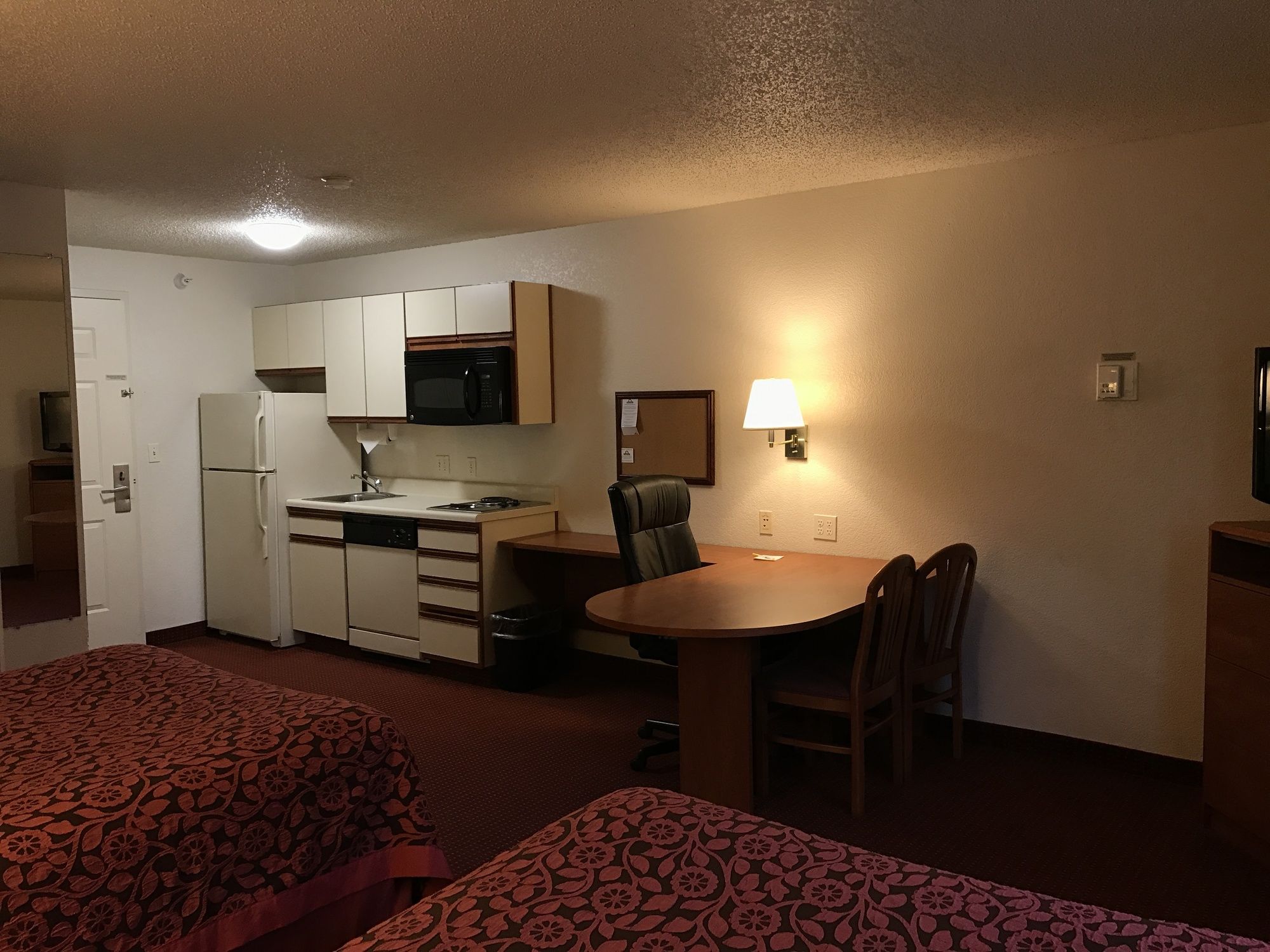 Фото Days Inn & Suites by Wyndham Green Bay Wi