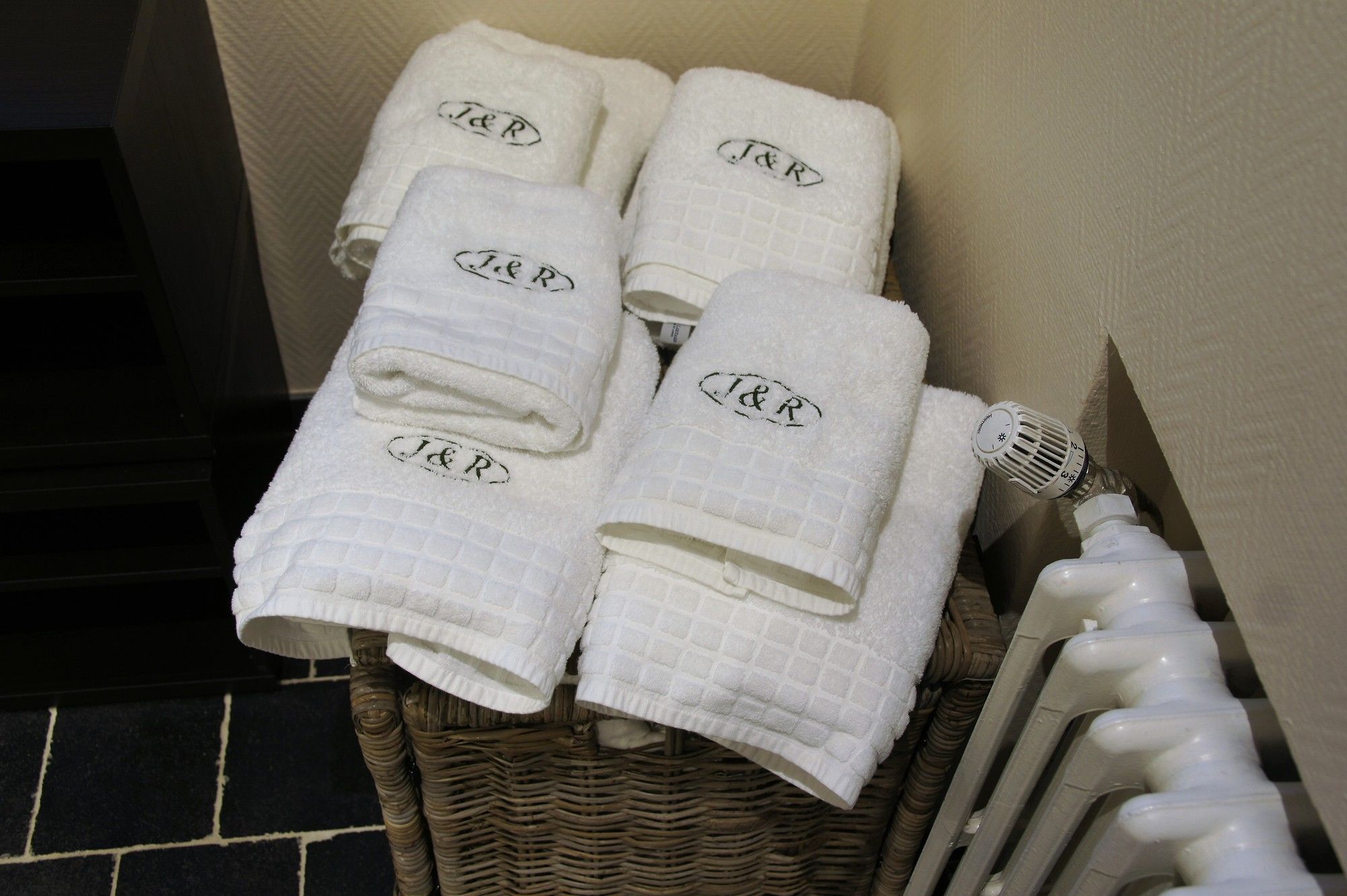 Фото J and R Brussels City Apartment