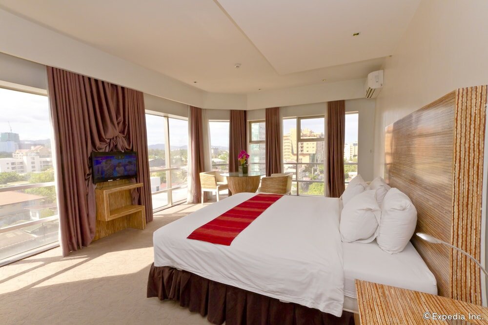 Фото Castle Peak Hotel