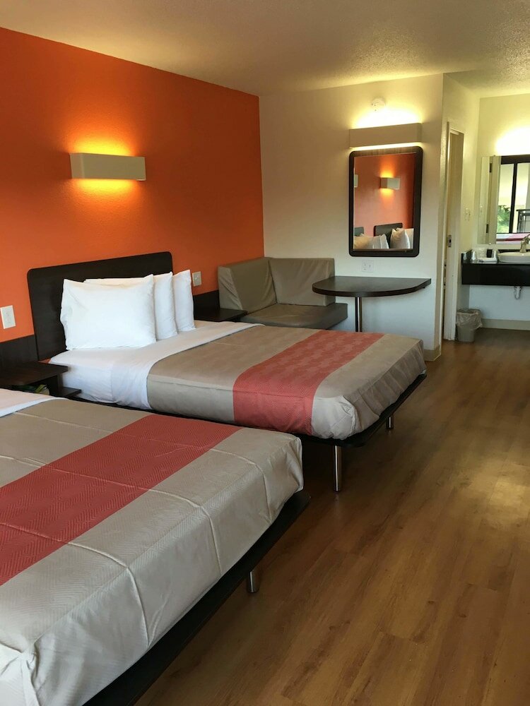 Фото Rodeway Inn Baltimore - Inner Harbor South