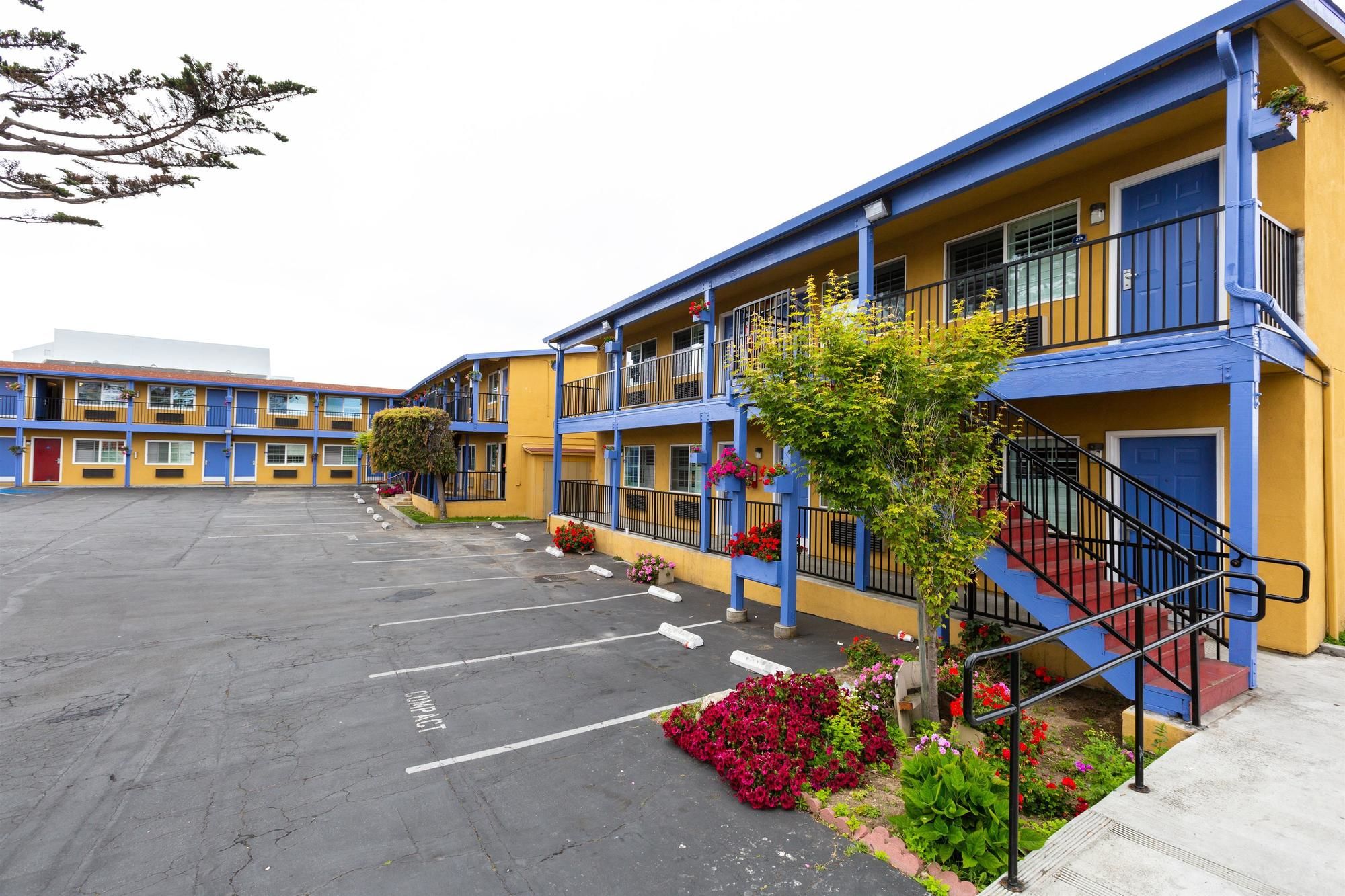 Фото SureStay Hotel by Best Western Seaside Monterey