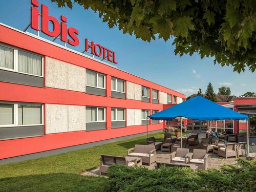 Гостиница Ibis 3 Lacs Neuchatel Hotel в Кантоне Невшатель