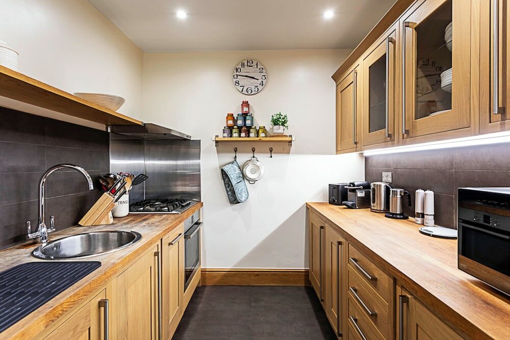 Фото Fulham Serenity: Your Charming 2-bed Retreat