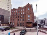 Здание отеля построено в 2016 году Ю.В. Заруцким по личному вкусу архитектуры конца 18 начала 19 века. Освящено 14.10.2016 года. (Sadovaya ulitsa, 19), placa conmemorativa, primera piedra