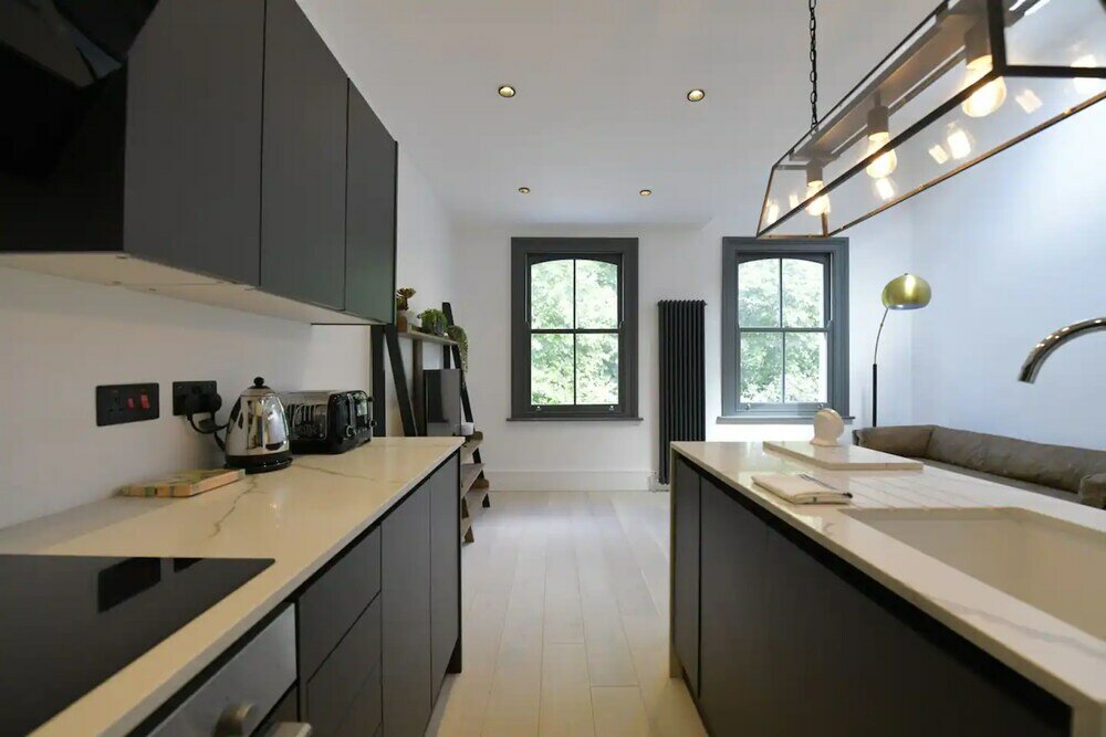 Фото Contemporary 2 Bedroom Apartment on Columbia Road