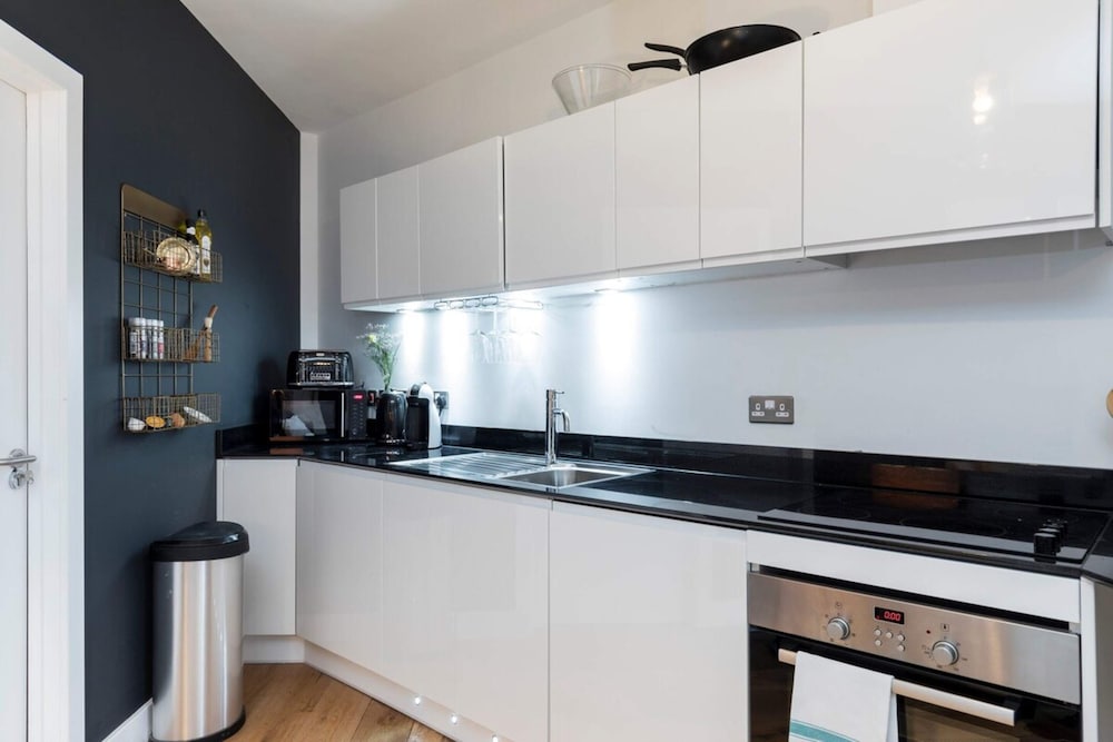 Фото Modern and Designed 2 Bedroom Apartment With Terrace Notting Hill