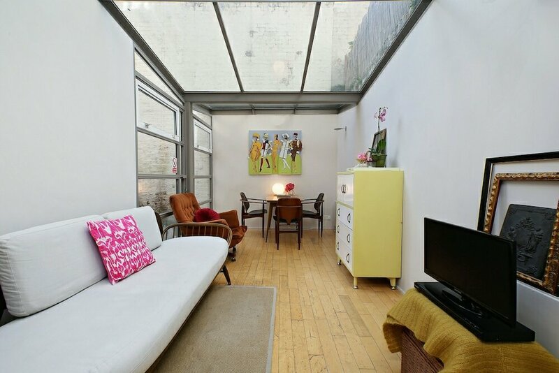 Гостиница Bright Chic Garden Apartment в Лондоне