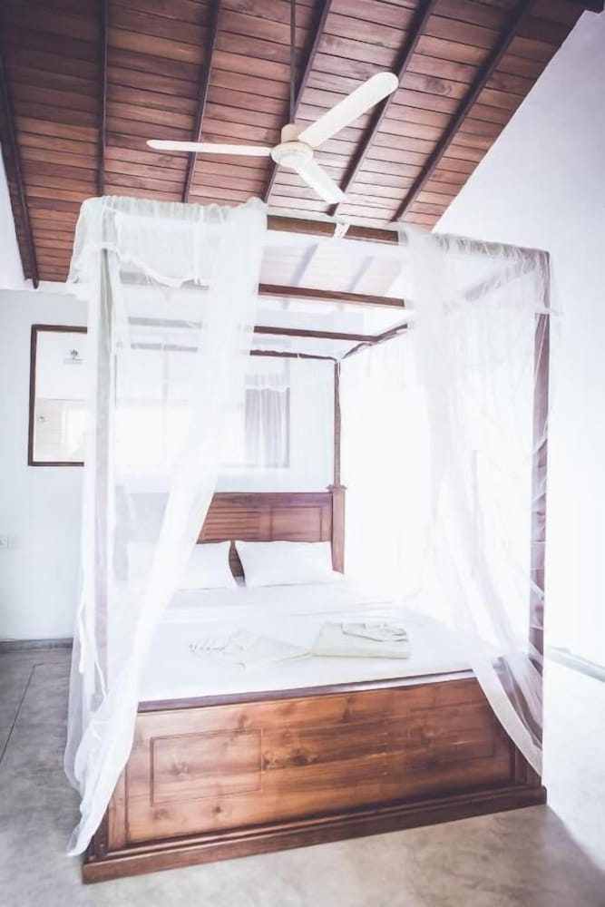 Фото Rupa's Hotel Arugambay