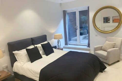 Гостиница Beautiful 2 Bedroom Flat With Terrace in Fulham в Лондоне