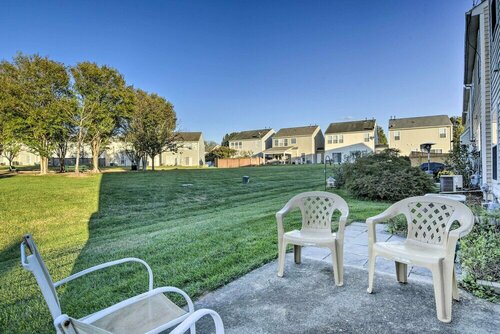 Гостиница Morrisville Townhome w Community Amenities! в Моррисвилле