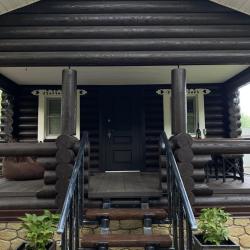 Фото Уютный домик в лесу у пруда