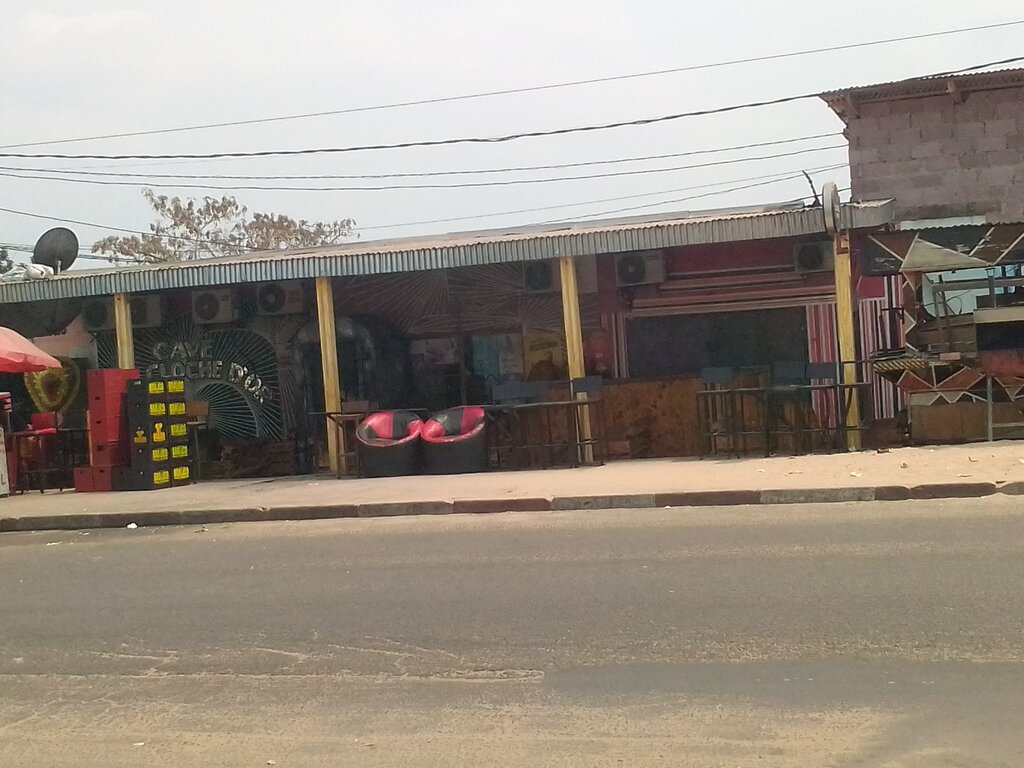 Bar, pub Cave la cloche d'or, Brazzaville, photo