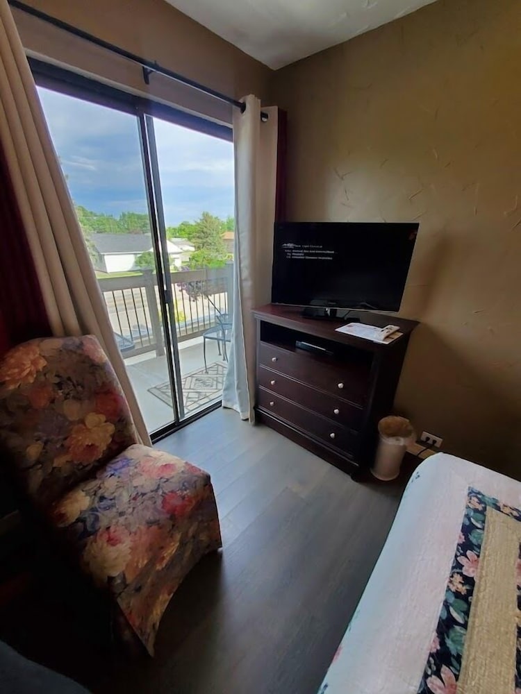 Фото Three Forks Lewis & Clark Motel