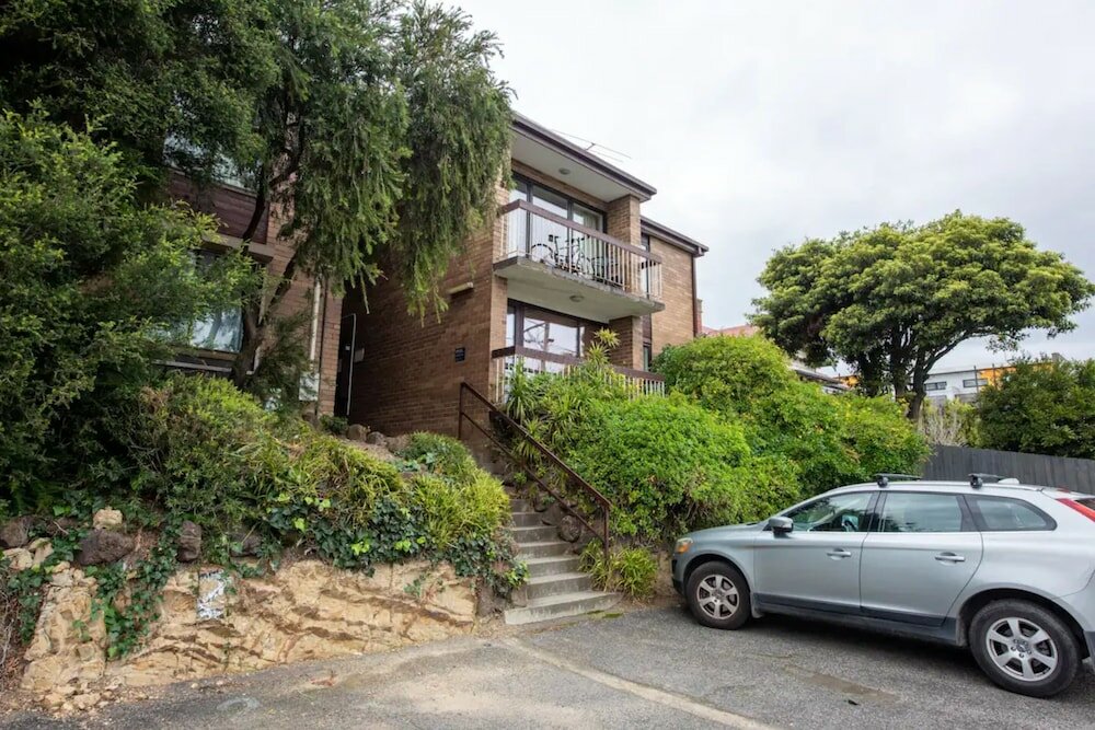 Фото Well-appointed Sunny 2 Bedroom Apartment in Northcote With Parking