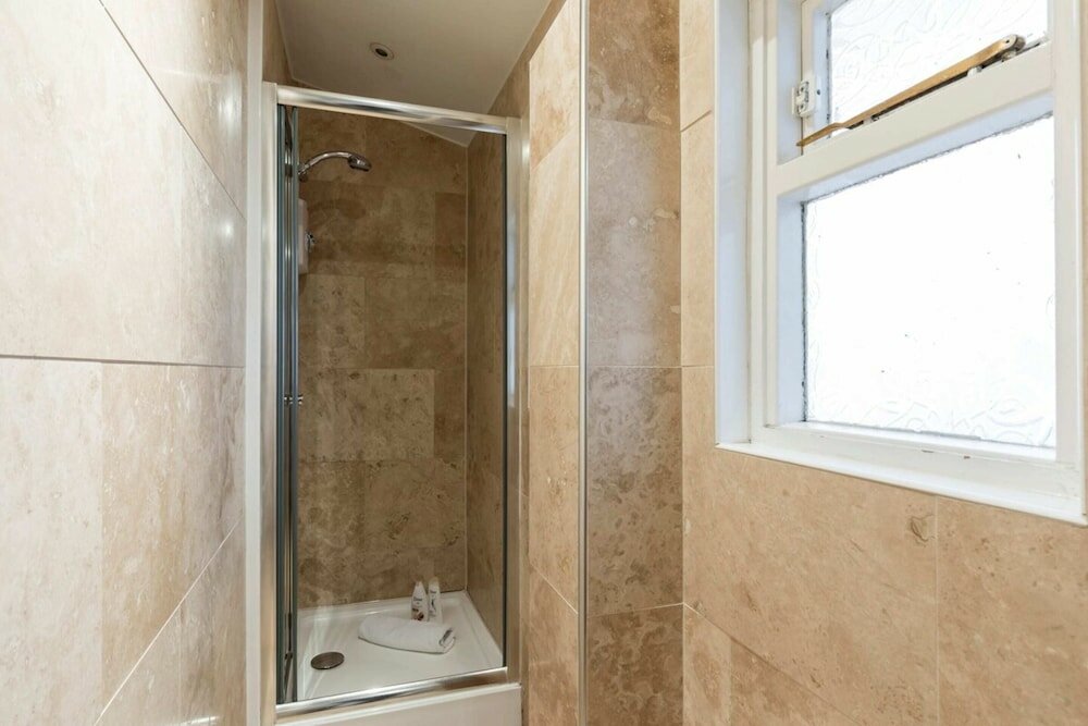 Фото Bright and Modern 2 Bedroom Apartment in Earl's Court