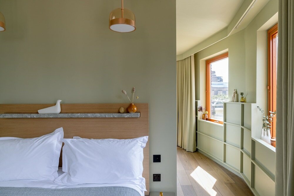 Фото Locke At Broken Wharf