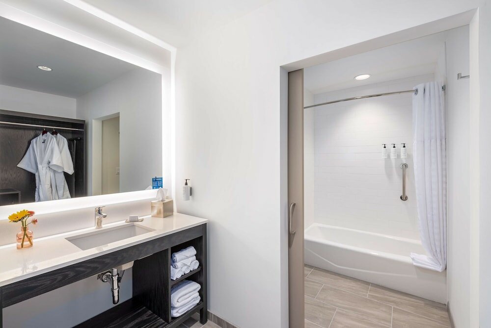 Фото Holman Riverfront Park Hotel Salem, Tapestry by Hilton