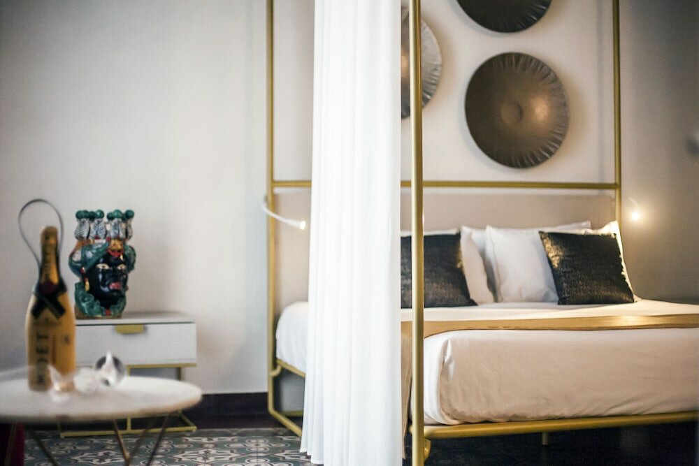 Фото Scene Suites Apartments