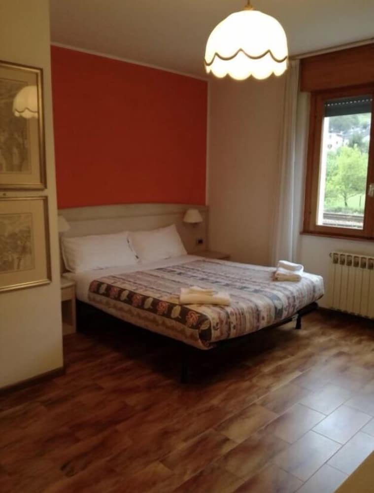 Фото Hotel Mezzolago