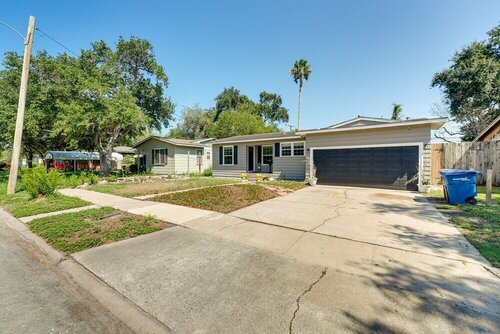 Гостиница Lovely Corpus Christi Home w Pool & Hot Tub! в Корпус-Кристи