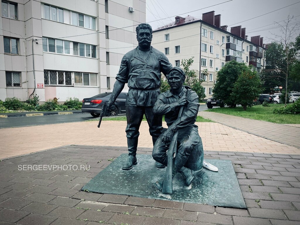 Genre sculpture Героям фильма Белое солнце пустыни Верещагину и Петрухе, Yuzhno‑Sakhalinsk, photo