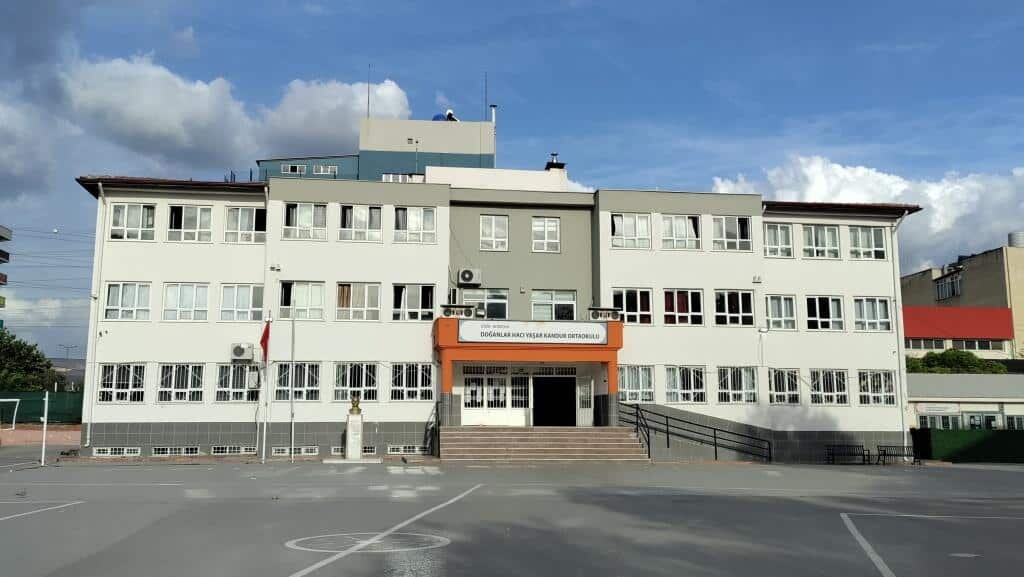 مدرسة Doganlar Haci Yasar Kandur Middle School ، إزمير، صورة