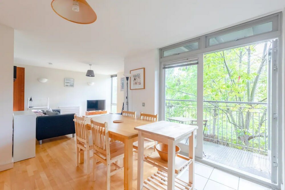 Фото Spacious 2 Bedroom Apartment Near White City