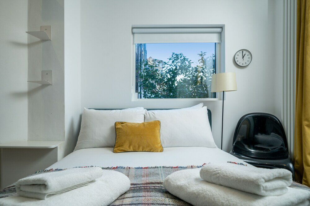 Фото Altido Elegant 4 Br House W/Deskspace, Moments From Angel