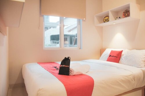 RedDoorz Plus near Manggarai Station 3