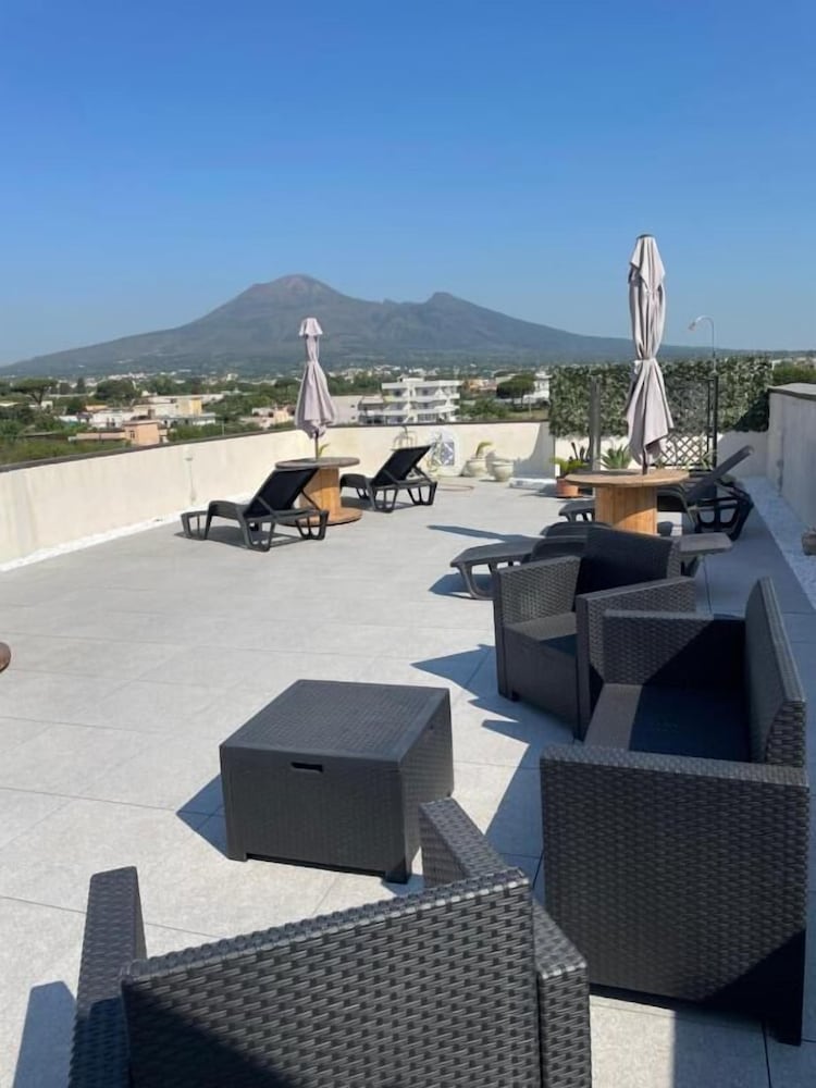 Фото Pompei Window