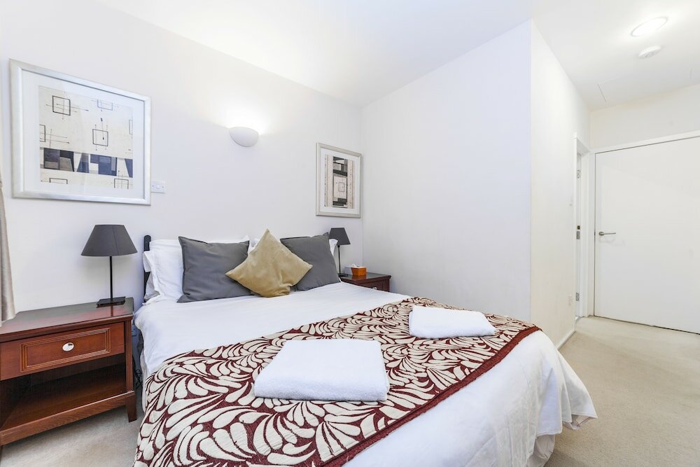 Фото Point West Apartments Gloucester Road