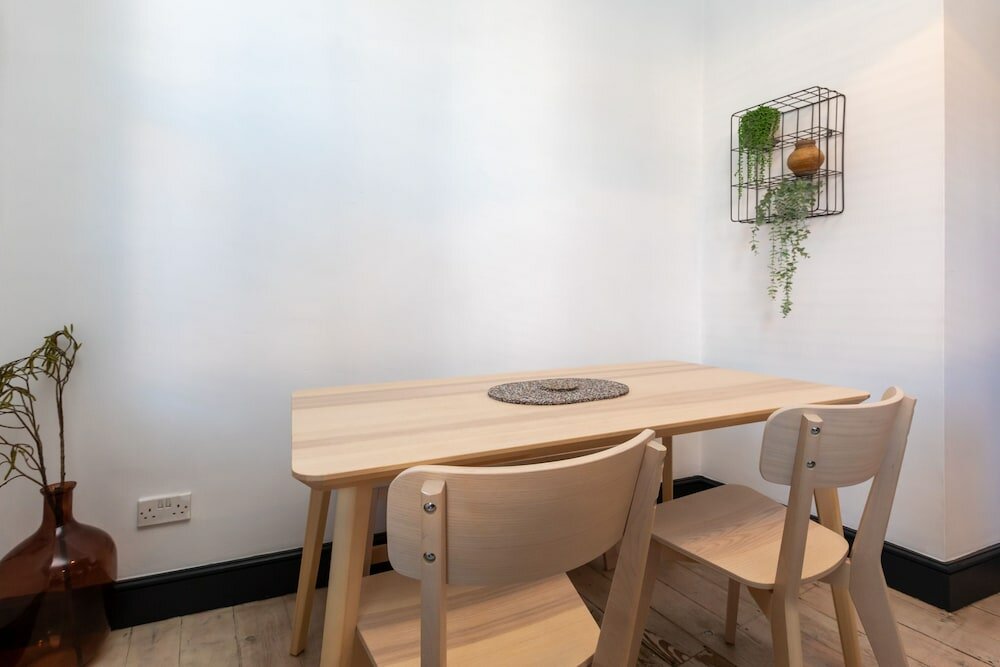 Фото Serene and Spacious 1 Bedroom Garden Flat in Clapton