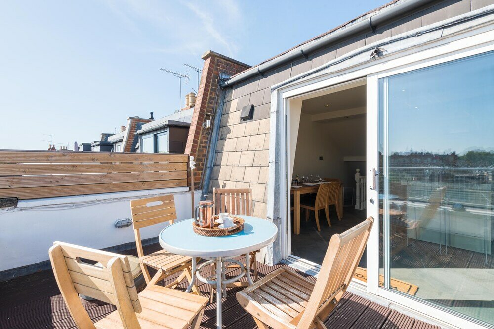 Фото Charming Home in Leafy Parsons Green