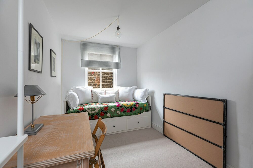 Фото Altido Stylish 2-bed Flat w Terrace Near Battersea Park