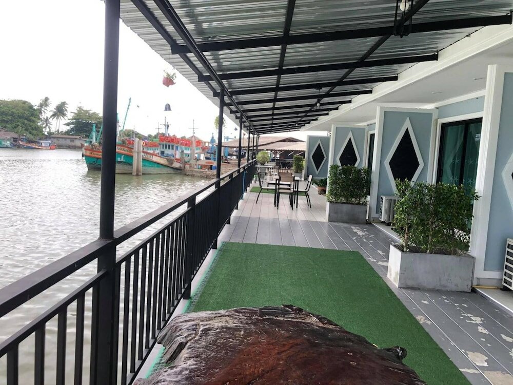 Фото Chaiyai River Front Hotel