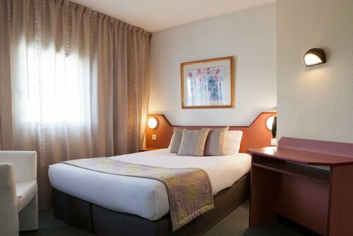 Гостиница Kyriad Direct Hôtel Des Trois Marches
