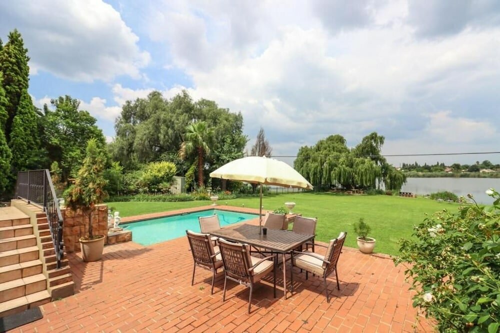 Фото The Lakehouse Guest House