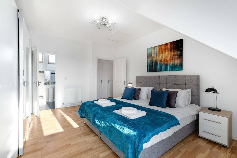 Фото Lindsey Serviced 4 Bedroom 2 Bath house