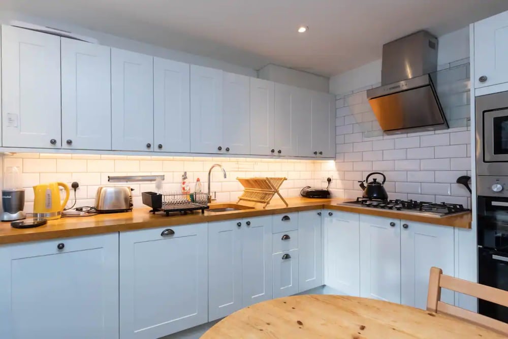 Фото Quiet 3 Bedroom House With a Garden in Putney