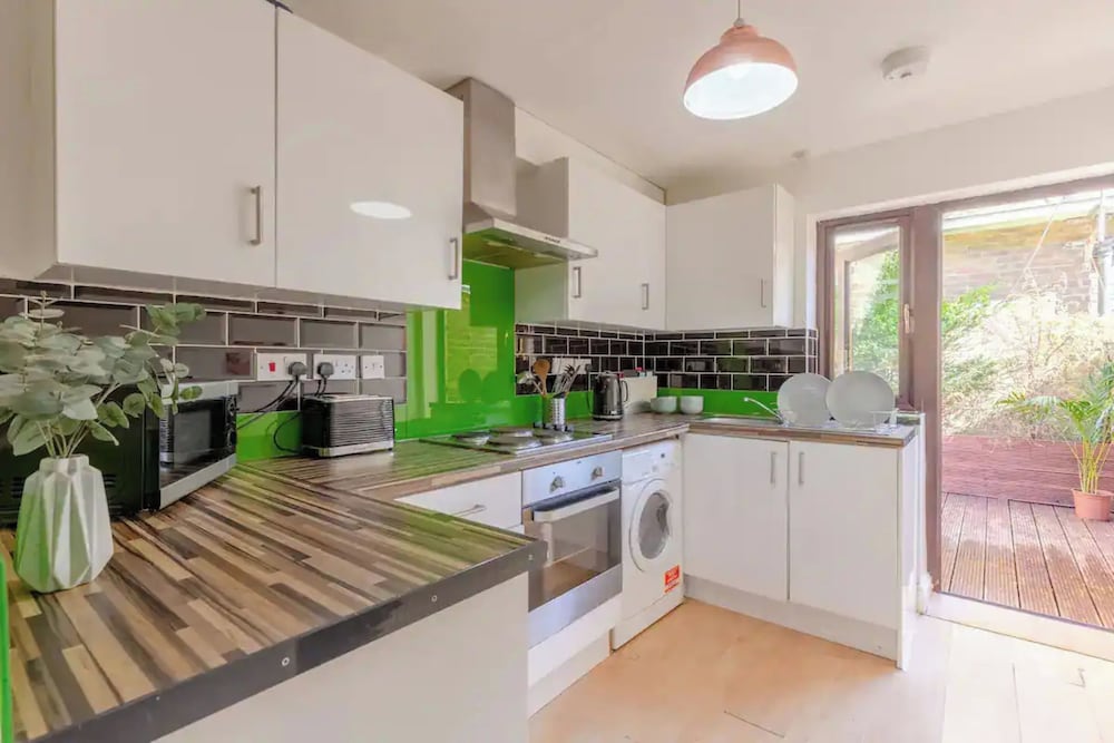 Фото Bright 2 Bedroom House in Kennington