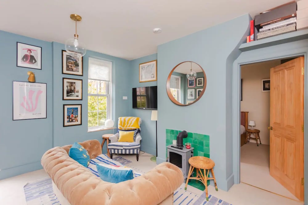 Фото Chic 1 Bedroom Apartment in Zone 1 With Views Gherkin