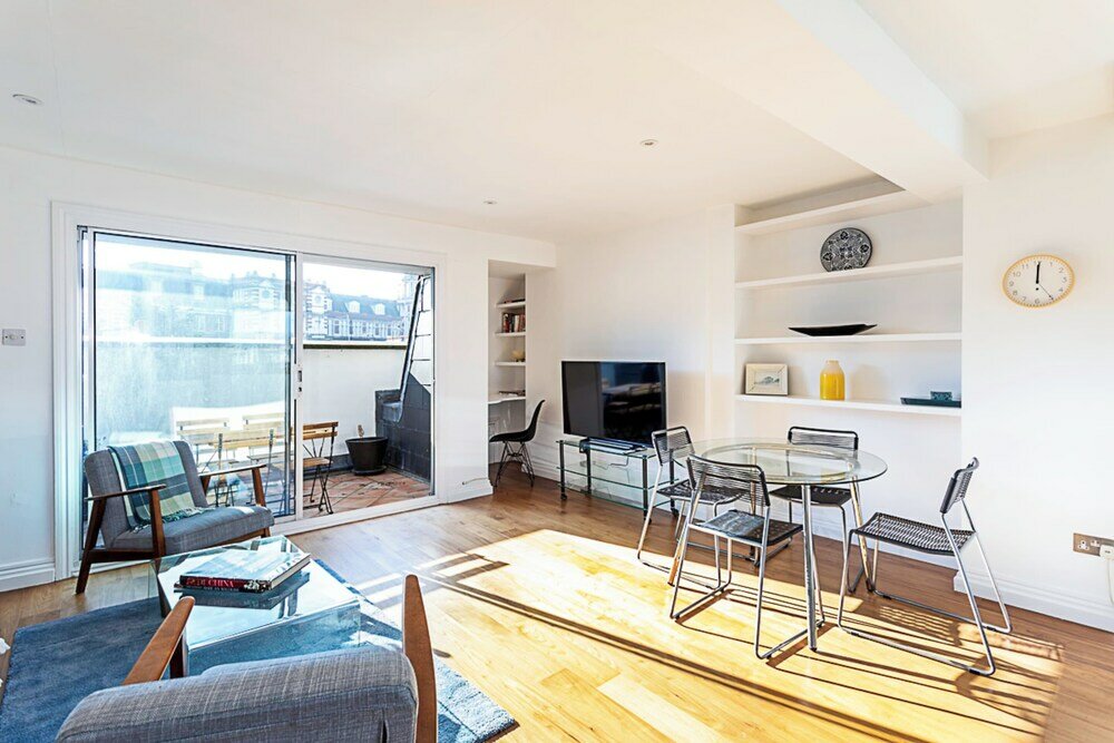 Фото Three Bedroom Kensington Flat