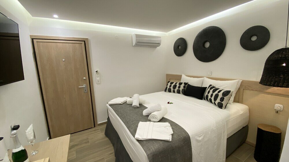 Фото Hersonissos Beach Front Suites