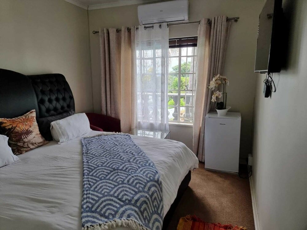 Фото Alicats Place Executive Lodge & Conference