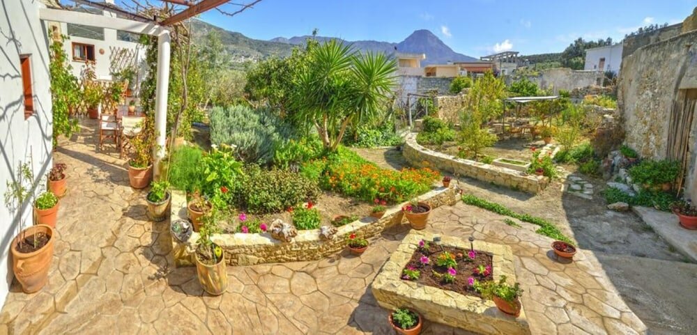 Фото Picturesque Traditional Stone House