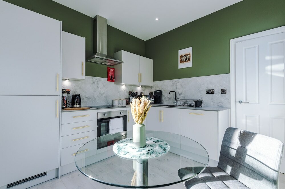 Фото Hilltop Serviced Apartments - Stockport